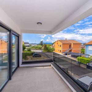 MALINSKA, OTOK KRK – Moderna dvojna kuća s bazenom