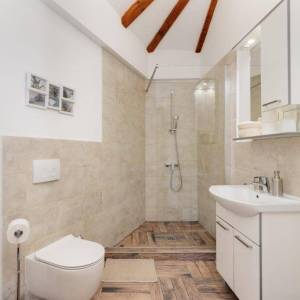 MALINSKA, OTOK KRK – Šarmantna kamena kuća s bazenom i uređenom okućnicom