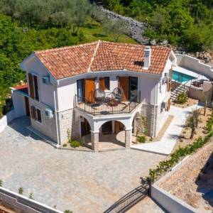 MALINSKA, OTOK KRK – Šarmantna kamena kuća s bazenom i uređenom okućnicom