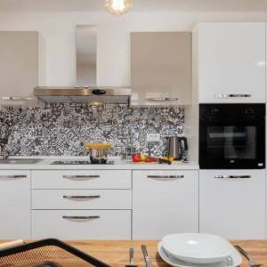 MALINSKA, OTOK KRK – Šarmantna kamena kuća s bazenom i uređenom okućnicom