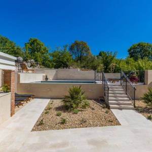 MALINSKA, OTOK KRK – Šarmantna kamena kuća s bazenom i uređenom okućnicom