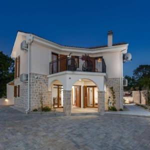 MALINSKA, OTOK KRK – Šarmantna kamena kuća s bazenom i uređenom okućnicom