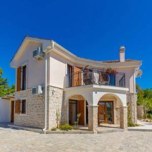 MALINSKA, OTOK KRK – Šarmantna kamena kuća s bazenom i uređenom okućnicom