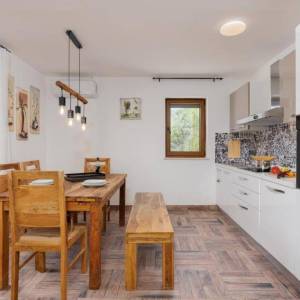 MALINSKA, OTOK KRK – Šarmantna kamena kuća s bazenom i uređenom okućnicom