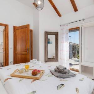 MALINSKA, OTOK KRK – Šarmantna kamena kuća s bazenom i uređenom okućnicom