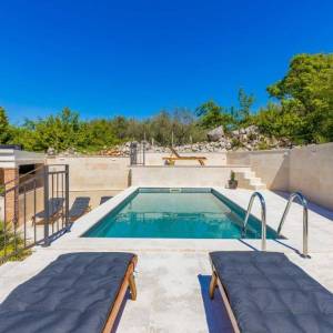 MALINSKA, OTOK KRK – Šarmantna kamena kuća s bazenom i uređenom okućnicom