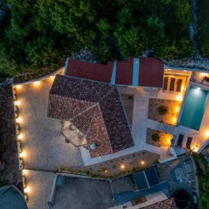 MALINSKA, OTOK KRK – Šarmantna kamena kuća s bazenom i uređenom okućnicom