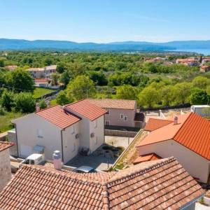 MALINSKA, OTOK KRK – Šarmantna kamena kuća s bazenom i uređenom okućnicom