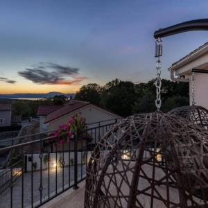 MALINSKA, OTOK KRK – Šarmantna kamena kuća s bazenom i uređenom okućnicom