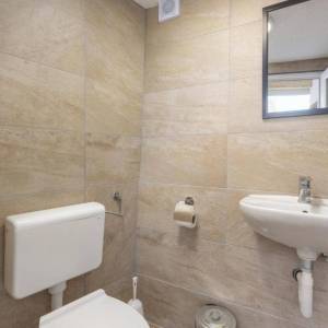 MALINSKA, OTOK KRK – Šarmantna kamena kuća s bazenom i uređenom okućnicom