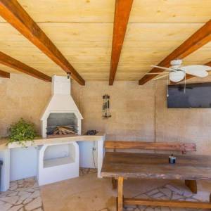 MALINSKA, OTOK KRK – Šarmantna kamena kuća s bazenom i uređenom okućnicom