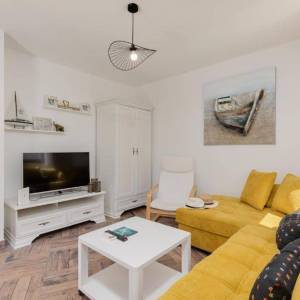 MALINSKA, OTOK KRK – Šarmantna kamena kuća s bazenom i uređenom okućnicom