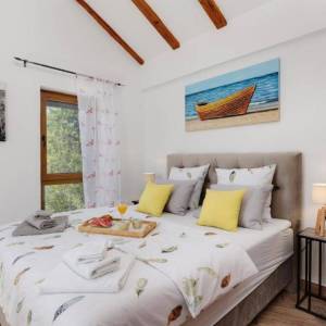 MALINSKA, OTOK KRK – Šarmantna kamena kuća s bazenom i uređenom okućnicom