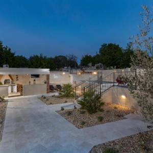 MALINSKA, OTOK KRK – Šarmantna kamena kuća s bazenom i uređenom okućnicom