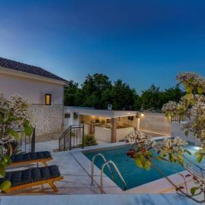 MALINSKA, OTOK KRK – Šarmantna kamena kuća s bazenom i uređenom okućnicom