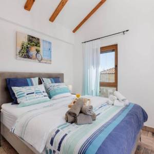 MALINSKA, OTOK KRK – Šarmantna kamena kuća s bazenom i uređenom okućnicom