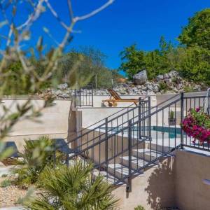 MALINSKA, OTOK KRK – Šarmantna kamena kuća s bazenom i uređenom okućnicom