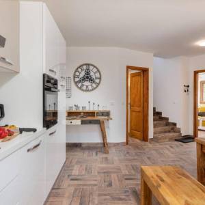 MALINSKA, OTOK KRK – Šarmantna kamena kuća s bazenom i uređenom okućnicom