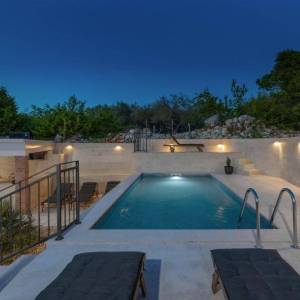 MALINSKA, OTOK KRK – Šarmantna kamena kuća s bazenom i uređenom okućnicom