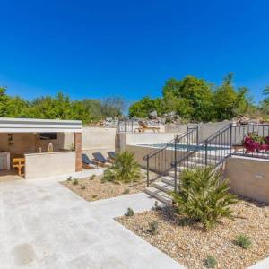 MALINSKA, OTOK KRK – Šarmantna kamena kuća s bazenom i uređenom okućnicom