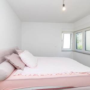 MALINSKA – Samo u našoj ponudi! Ekskluzivna dvojna kuća s bazenom, 500 m od centra