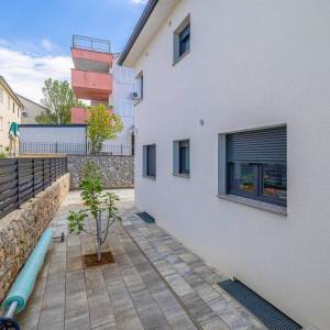 MALINSKA – Samo u našoj ponudi! Ekskluzivna dvojna kuća s bazenom, 500 m od centra