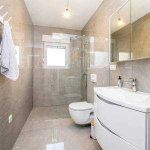 MALINSKA – Samo u našoj ponudi! Ekskluzivna dvojna kuća s bazenom, 500 m od centra