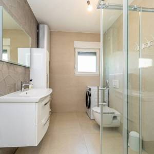 MALINSKA – Samo u našoj ponudi! Ekskluzivna dvojna kuća s bazenom, 500 m od centra