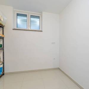 MALINSKA – Samo u našoj ponudi! Ekskluzivna dvojna kuća s bazenom, 500 m od centra