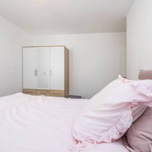 MALINSKA – Samo u našoj ponudi! Ekskluzivna dvojna kuća s bazenom, 500 m od centra