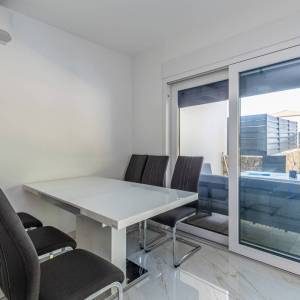 MALINSKA – Samo u našoj ponudi! Ekskluzivna dvojna kuća s bazenom, 500 m od centra