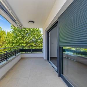 MALINSKA – Samo u našoj ponudi! Ekskluzivna dvojna kuća s bazenom, 500 m od centra