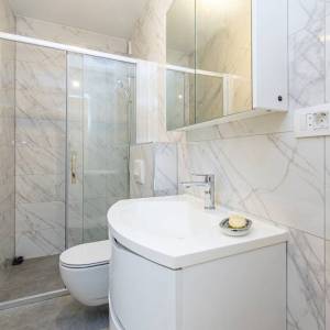 MALINSKA – Samo u našoj ponudi! Ekskluzivna dvojna kuća s bazenom, 500 m od centra