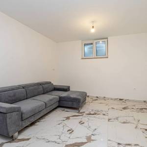 MALINSKA – Samo u našoj ponudi! Ekskluzivna dvojna kuća s bazenom, 500 m od centra