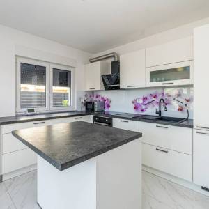 MALINSKA – Samo u našoj ponudi! Ekskluzivna dvojna kuća s bazenom, 500 m od centra