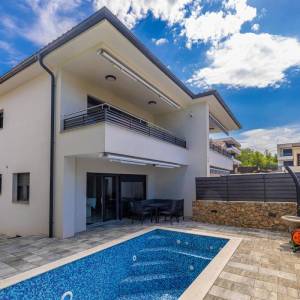 MALINSKA – Samo u našoj ponudi! Ekskluzivna dvojna kuća s bazenom, 500 m od centra