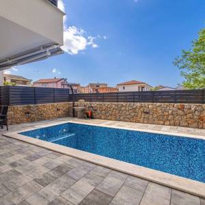 MALINSKA – Samo u našoj ponudi! Ekskluzivna dvojna kuća s bazenom, 500 m od centra