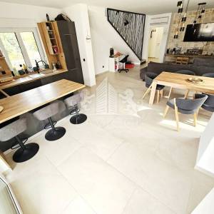 Maslenica – moderna kuća s bazenom i 4 spavaće sobe