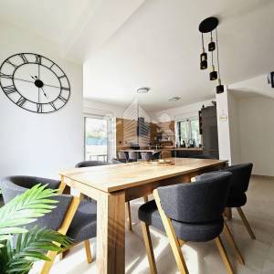 Maslenica – moderna kuća s bazenom i 4 spavaće sobe