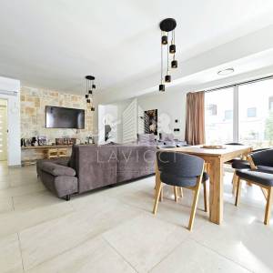 Maslenica – moderna kuća s bazenom i 4 spavaće sobe