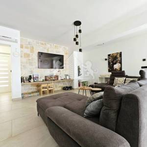 Maslenica – moderna kuća s bazenom i 4 spavaće sobe