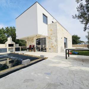 Maslenica – moderna kuća s bazenom i 4 spavaće sobe