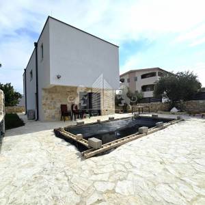 Maslenica – moderna kuća s bazenom i 4 spavaće sobe