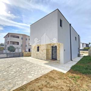 Maslenica – moderna kuća s bazenom i 4 spavaće sobe