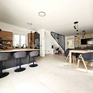 Maslenica – moderna kuća s bazenom i 4 spavaće sobe