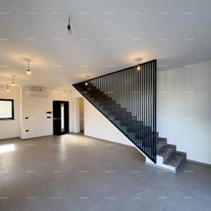 Medulin. Prodaje se dvojna vila sa bazenom i garažom