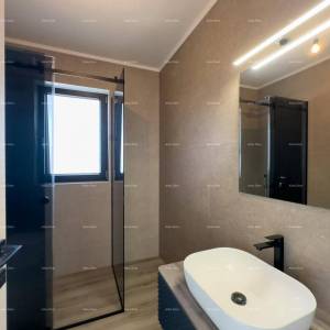 Medulin. Prodaje se dvojna vila sa bazenom i garažom