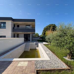 Medulin. Prodaje se dvojna vila sa bazenom i garažom