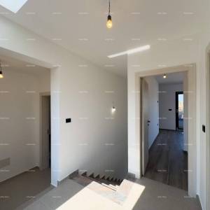 Medulin. Prodaje se dvojna vila sa bazenom i garažom