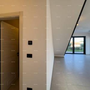 Medulin. Prodaje se dvojna vila sa bazenom i garažom